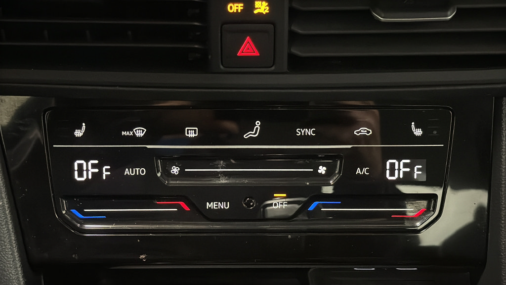 Used 2025 Volkswagen Jetta SE FWD image 18