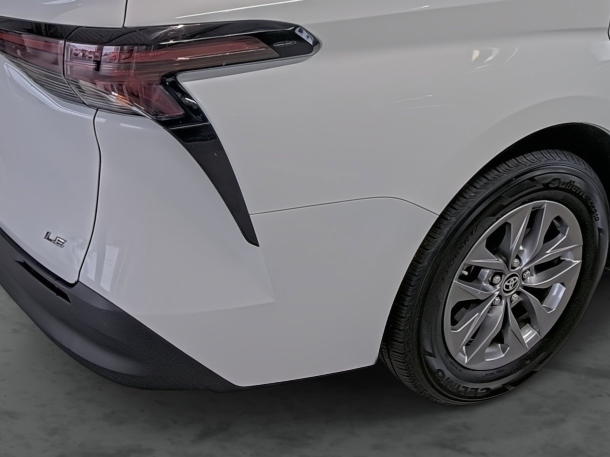Used 2025 Toyota Sienna LE FWD image 13