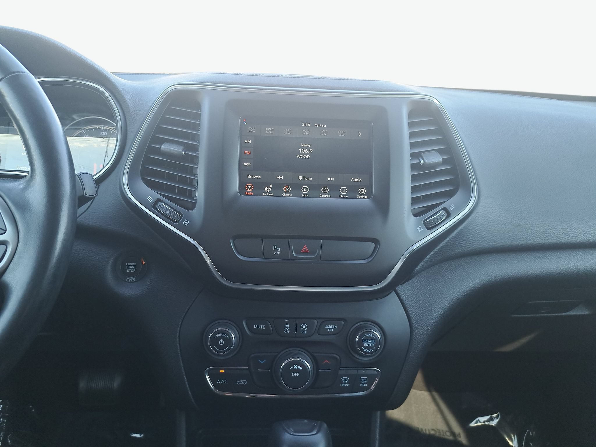 Used 2019 Jeep Cherokee Latitude Plus w/ Cold Weather Group AWD/4WD image 20