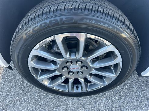 Used 2022 GMC Acadia Denali w/ Denali Technology Package FWD image 12