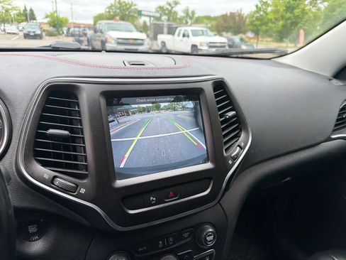Used 2019 Jeep Cherokee Trailhawk w/ Cold Weather Group AWD/4WD image 12