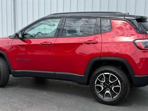 Used 2025 Jeep Compass Trailhawk image 2