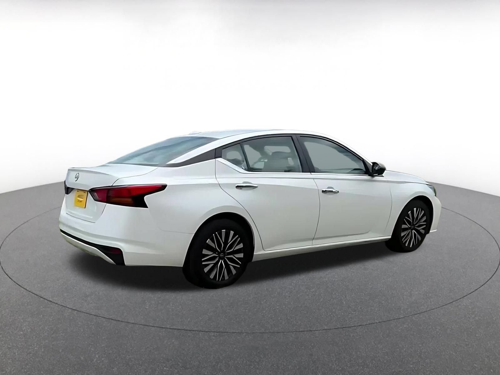 Used 2025 Nissan Altima 2.5 SV FWD image 13