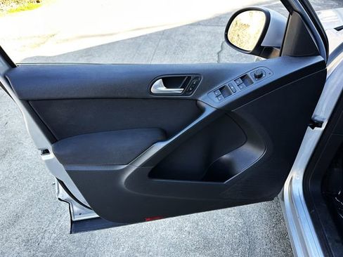 Used 2017 Volkswagen Tiguan Limited image 12