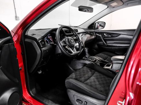 Used 2018 Nissan Rogue Sport SV FWD image 3