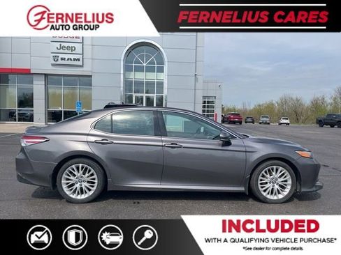 Used 2018 Toyota Camry XLE FWD image 3