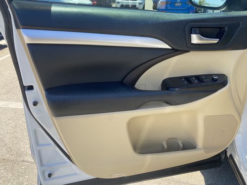 Used 2019 Toyota Highlander XLE w/ Carpet Mat Package (TMS) FWD image 12