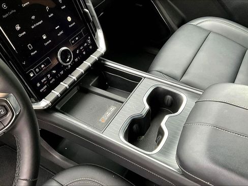 Used 2024 GMC Acadia Elevation image 17