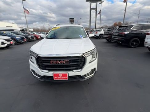 Used 2022 GMC Terrain SLE w/ Driver Convenience Package image 3