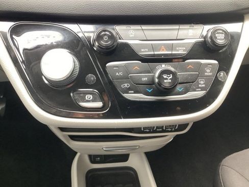 Used 2022 Chrysler Voyager LX image 21