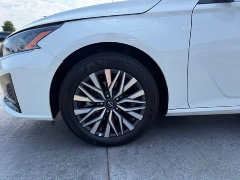 Used 2025 Nissan Altima 2.5 SV AWD/4WD image 4