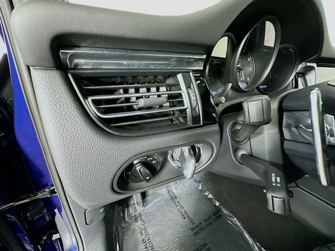 Certified 2025 Porsche Macan AWD/4WD image 11