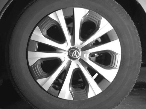 Used 2022 Toyota Prius Prime LE image 11