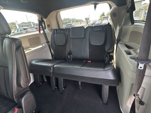 Used 2020 Dodge Grand Caravan SXT FWD image 24