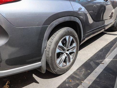 Used 2022 Toyota Highlander XLE image 14