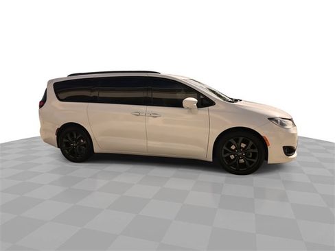 Used 2019 Chrysler Pacifica Touring-L Plus w/ Advanced Safetytec Group image 16