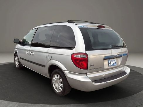 Used 2007 Chrysler Town & Country w/ Popular Equipment Group I image 9