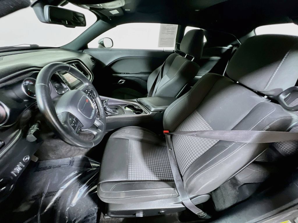 Used 2017 Dodge Challenger SXT RWD image 17