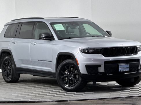 Used 2024 Jeep Grand Cherokee L Laredo image 2