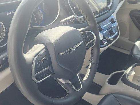 Used 2024 Chrysler Pacifica Touring-L FWD image 16