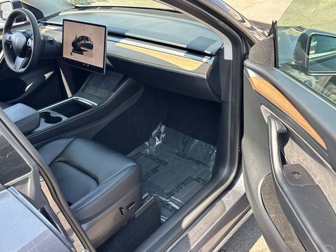 Used 2023 Tesla Model Y Performance image 31