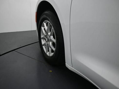 Used 2025 Chrysler Pacifica Select FWD image 11