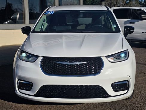 Used 2024 Chrysler Pacifica Touring-L image 6