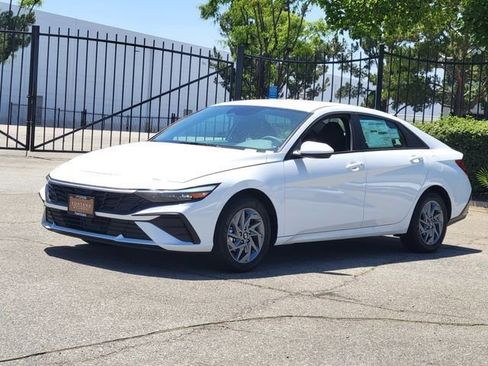 New 2026 Hyundai Elantra Hybrid FWD image 2