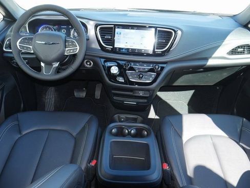 New 2026 Chrysler Pacifica Select image 6
