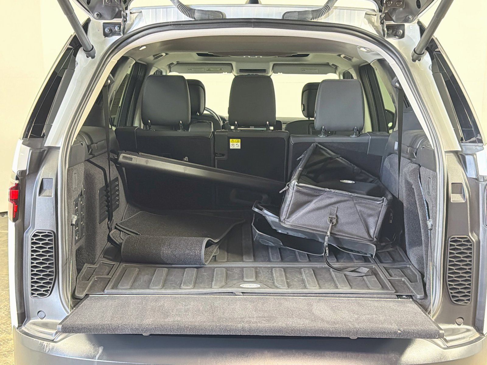 Used 2023 Land Rover Discovery S AWD/4WD image 29