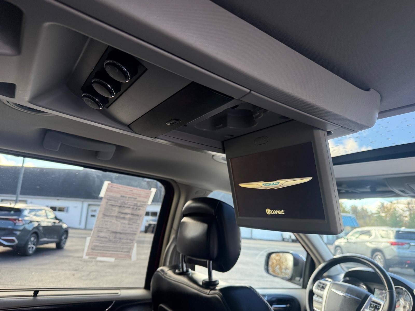Used 2016 Chrysler Town & Country Limited Platinum FWD image 17