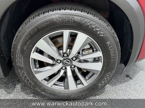 Used 2023 Nissan Pathfinder SL w/ Black Appearance Package AWD/4WD image 19