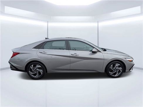 Certified 2025 Hyundai Elantra Limited image 2