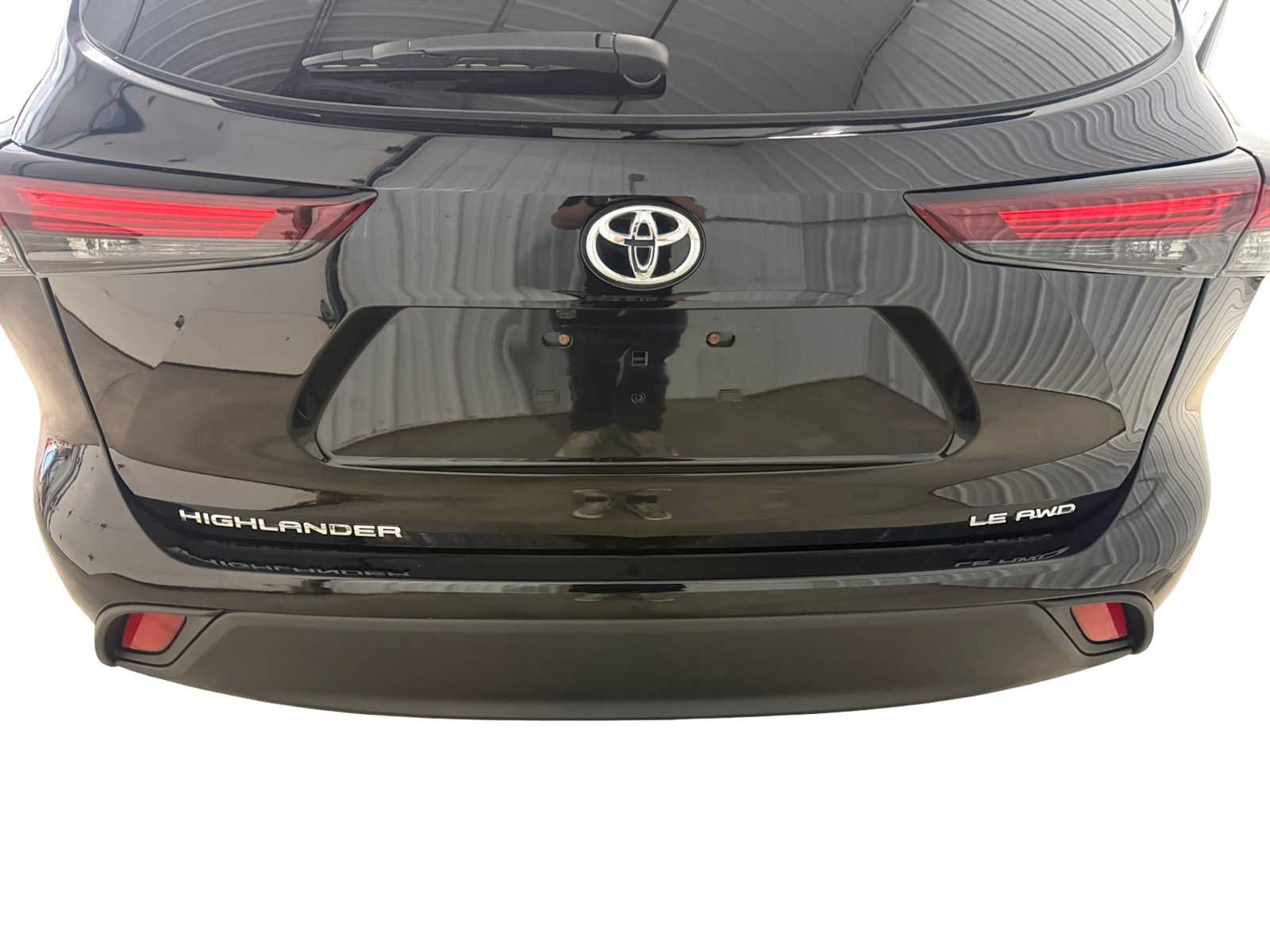 Used 2024 Toyota Highlander LE AWD/4WD image 16
