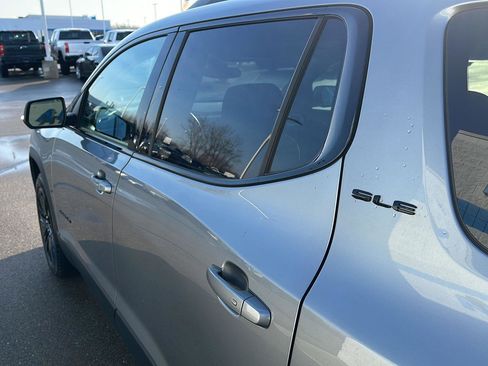 Used 2023 GMC Acadia SLE w/ Driver Convenience Package image 16