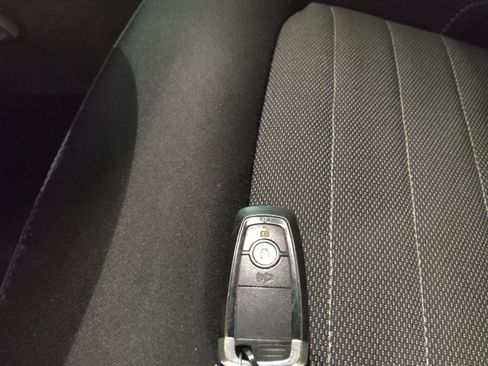 Used 2018 Ford Edge SE FWD image 32