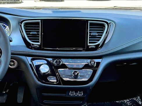 Used 2024 Chrysler Pacifica Limited FWD image 7