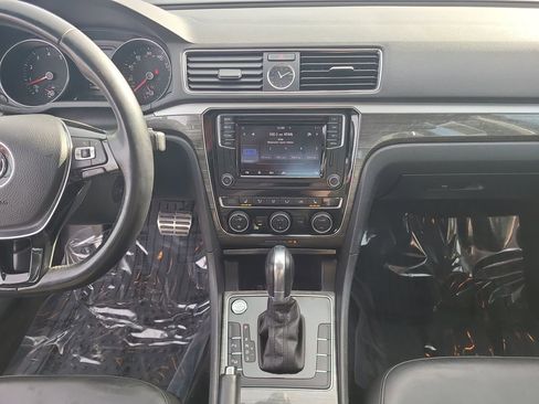 Used 2016 Volkswagen Passat 1.8T SEL Premium image 31