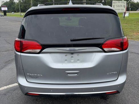 Used 2020 Chrysler Pacifica Limited FWD image 3