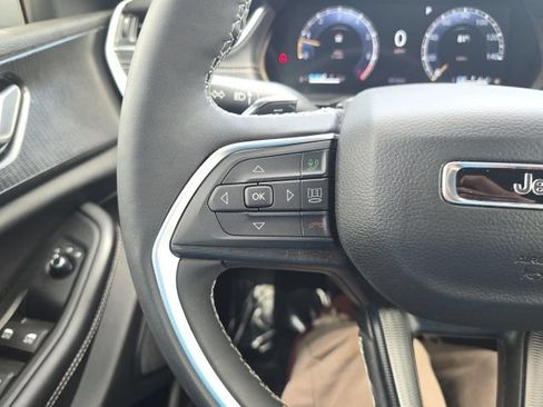 Used 2025 Jeep Grand Cherokee Laredo w/ Luxury Tech Group I AWD/4WD image 14