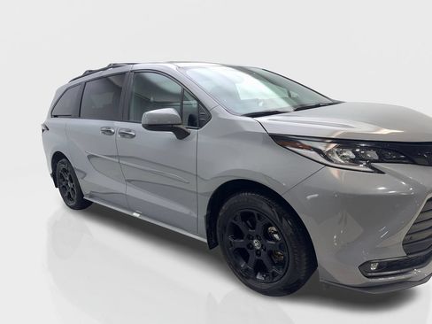 Used 2025 Toyota Sienna XLE Woodland Edition AWD/4WD image 12