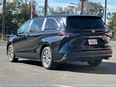 Used 2024 Toyota Sienna LE image 3