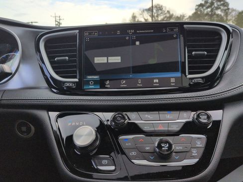 New 2026 Chrysler Pacifica Select image 14