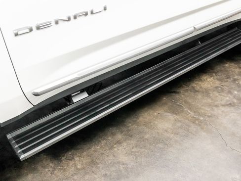 Used 2025 GMC Yukon Denali w/ Denali Reserve Package image 13