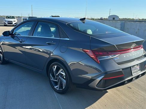 Used 2025 Hyundai Elantra Limited image 11