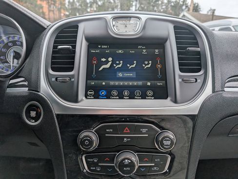 Used 2018 Chrysler 300 Limited image 17