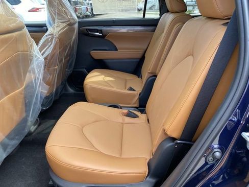 New 2026 Toyota Highlander Platinum AWD/4WD image 7