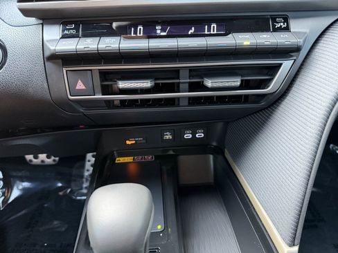 Used 2025 Toyota Camry SE w/ Convenience Package image 23