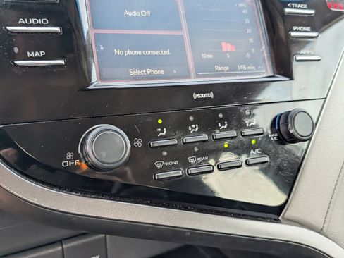 Used 2020 Toyota Camry LE FWD image 21