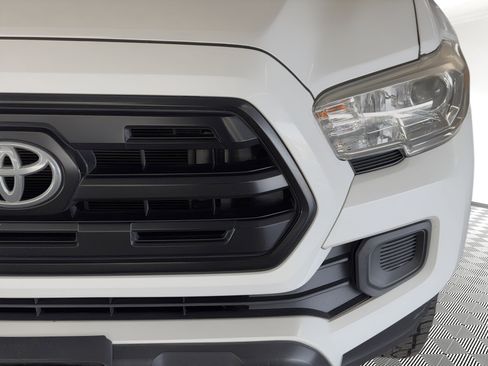 Used 2017 Toyota Tacoma SR image 11